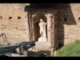 03953 ostia - regio i - insula iv - casa di bacco fanciullo (i,iv,3) - skulptur des jupiter im hof - 10-2013.jpg